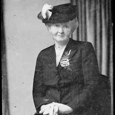 negative, glass plate - Portrait : Seated Lady