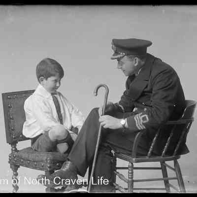 negative, glass plate - Portrait : Man in naval uniform with boy