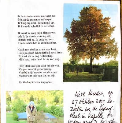 2009-10-27 Moeder Bertie op weg naar het graf van Ab op de begraafplats te Kapelle.