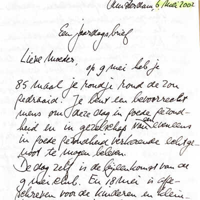 2002-05-06 Verjaardagsbrief aan Lieve Moeder voor het bereiken van haar 85 ste jaar en o.a. over de uitdrukking iemand in het zonnetje zetten.