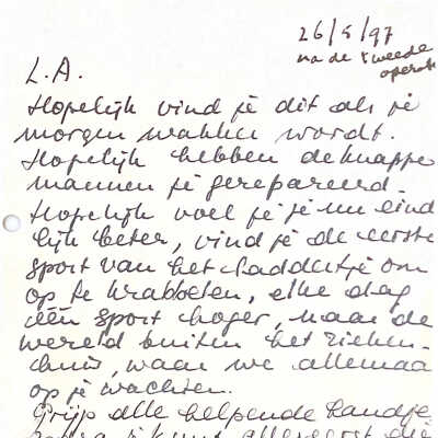 1997-05-26 een kattebelltje van Em de Vriesag op het kastje naast mijn bed na het ontwaken van mijn 2d3 operatie in het AMC