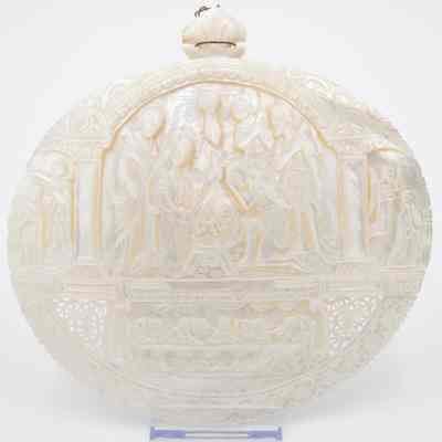 Bas relief: The bas relief plaque, crafted from Mother of Pearl, intricately portrays the Nativity scene, the Lord's Supper, and the significant meeting.