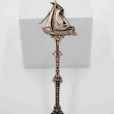 Spoon handle: The image shows a detailed silver spoon with a sailboat handle, crafted from Dutch sterling.
