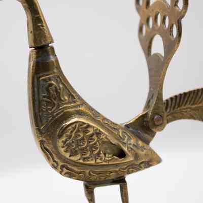 Body engravings: The body has feather engravings on the wings, and decorative swirls on the remainder of the body.