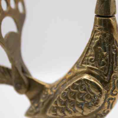 Body engravings: The body has feather engravings on the wings, and decorative swirls on the remainder of the body.