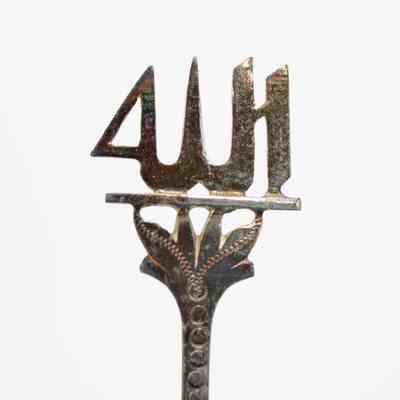 Abstract Kuwaiti dhow on one of the spoon handles: Up close image of one of the spoon handles depicting a Kuwaiti dhow. Under the dhow, the handle is decorated with debossed dots and engraved leaves.
