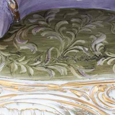 Gold base: Embellishments on the gold base.