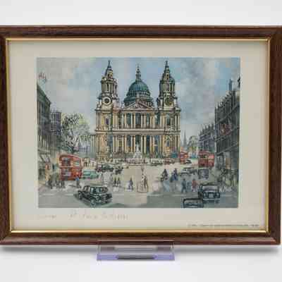 Painting of St. Paul's cathedral: A small framed painting depicts St. Paul's Cathedral bustling with classic red double-decker buses.