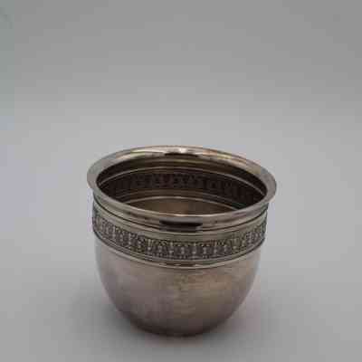 Small cup: The small coffee cup features an intricate silver decorative band, highlighting its elegant craftsmanship.