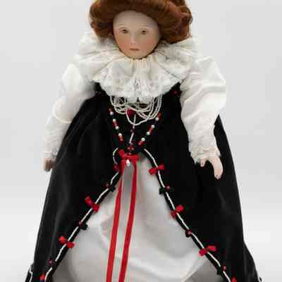 China Franklin Heirloom Queen Elizabeth I Doll