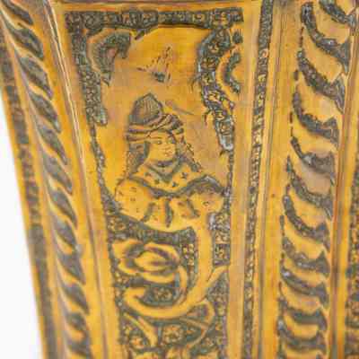 Cachepot face: This face of the cachepot has a flower framing a woman drawn inside.