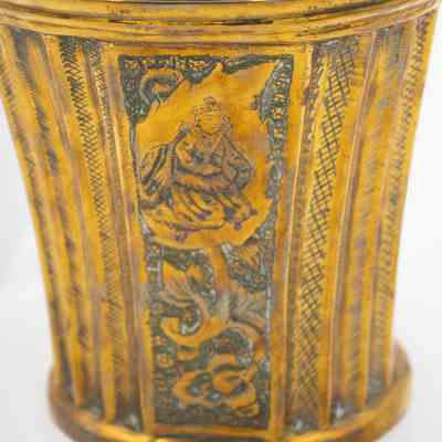 Cachepot woman: This face of the cachepot has a flower framing a woman drawn inside.