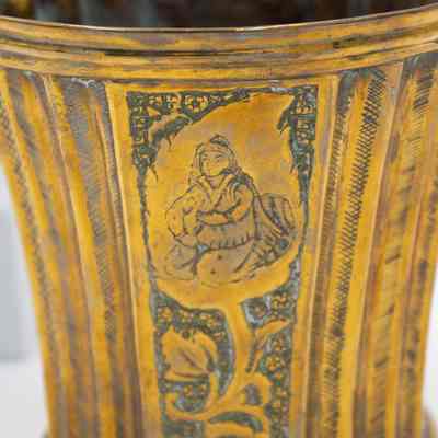 Cachepot woman: This face of the cachepot has a flower framing a woman drawn inside.