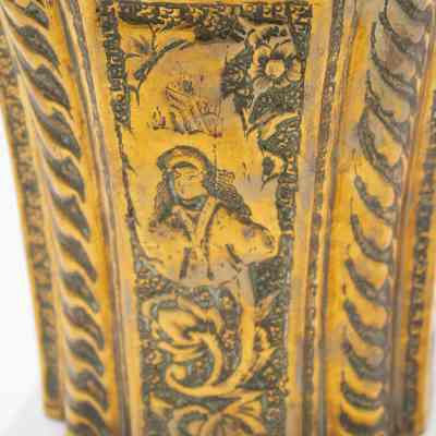 Cachepot face: This face of the cachepot has a flower framing a woman drawn inside.