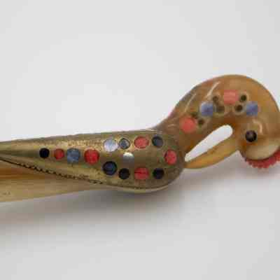 Seahorse handle: The seahorse handle features colorful dots.
