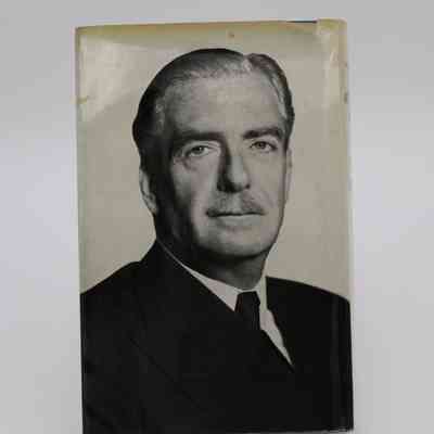 Back Cover: The back cover of “Full Circle" features a large black and white photo of Sir Anthony Eden.