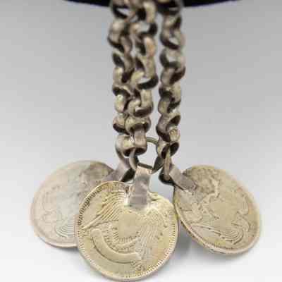 Silver coins pendant: 3 coins hanging from chains serve as the pendant of the necklace. Each coin has the Great Seal of the United States.