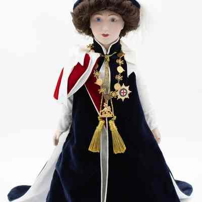 China Franklin Heirloom Queen Elizabeth II Doll