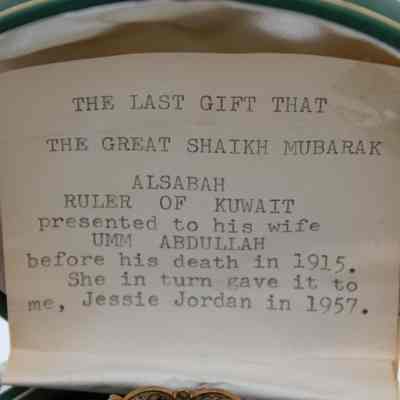 Note found on the inside of the green Omega case with the bracelet given to Mrs. Jessie Jordan by Umm Abdullah Mubarak.: Up close image of the white note card found inside the green Omega watch case. The note reads ""THE LAST GIFT THAT THE GREAT SHAIKH MUBARAK ALSABAH RULER OF KUWAIT presented to his wife UMM ABDULLAH before his death in 1915. She in turn gave it to me, Jessie Jordan in 1957" in black text.