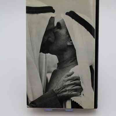 Back cover of "Oil Sheikhs": The back cover shows two middle eastern men in keffiyehs. They are close to each others faces, possibly kissing on the cheek as a greeting.