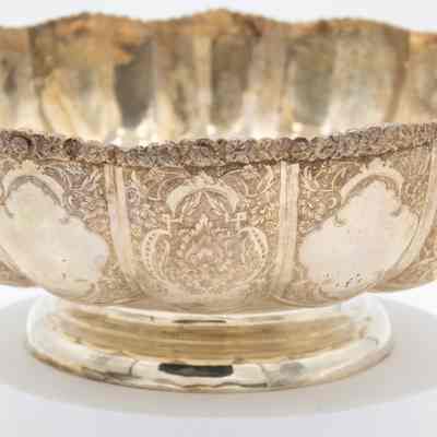 Large scalloped bowl: The large silver scalloped Bundt bowl features intricate etching.