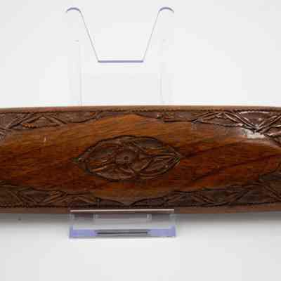 Symbol on carving set: A flower symbol sits centrally on the carving set.