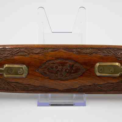 Arabic script on carving set: Centrally, the case has Arabic script.