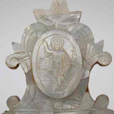 Mother of Pearl and olive wood Hindu temple scene shadow box.: Up close image of the top of the Mother of Pearl and olive wood picture shadow box. The outside edge is intricately decorated and there is a depiction of Jesus on the top.