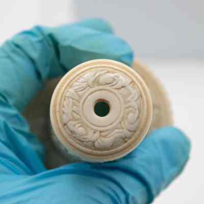 Top of the round carved ivory box.: Up close image of the top of the carved round ivory box.