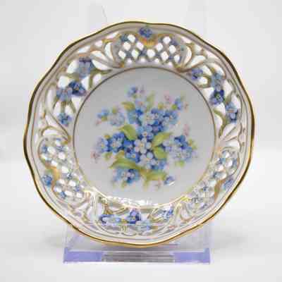 Forget-me-not dishes: A decorative dish features delicate blue forget-me-nots with gold accents around the edges.