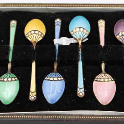 Coffee spoons: Spoons in yellow, purple, blue, pink, indigo, and green pastel colors. Each has stripes in a sunburst pattern from a line with dots.