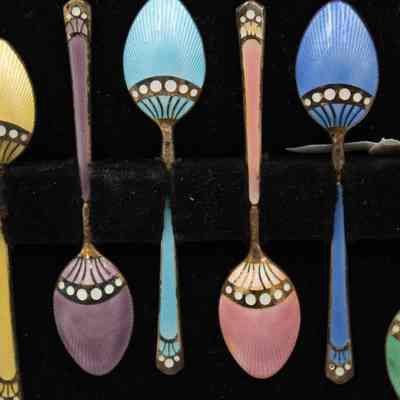 Coffee spoons: Spoons in yellow, purple, blue, pink, indigo, and green pastel colors. Each has stripes in a sunburst pattern from a line with dots.