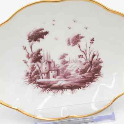 Ashtray: The ceramic ashtray features a burgundy pastoral scene and is elegantly rimmed with gold.