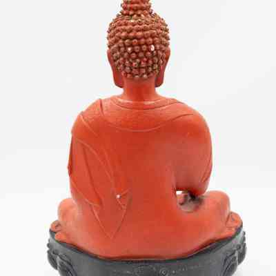 Back of Buddha: Image of the Red Buddha statue's back. The rest of his hair and robe are shown, as well as the name of the statue's original maker on the black base.
