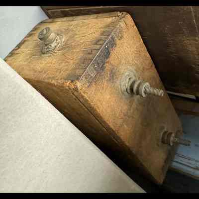 Dry-cell battery. Wooden case construction.