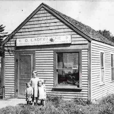 Taunton - Tremont Street - Ladebauche Store