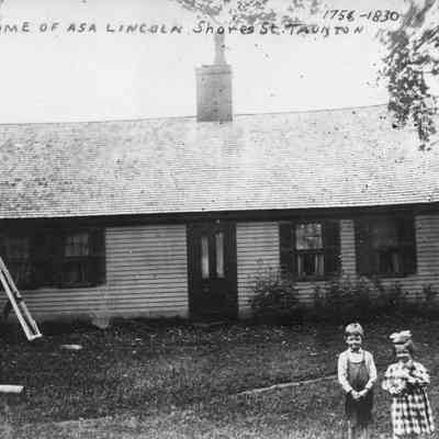 Taunton - Old Houses - Asa Lincoln House with children