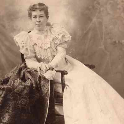 People - Annie Robertson in wedding dress