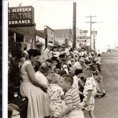 Audience Waiting for 1966 Hi-Yu