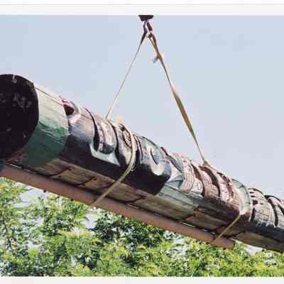 Admiral Way totem pole