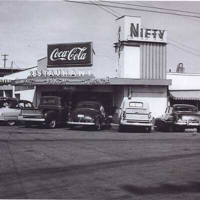Nifty's Restaurant, Outside