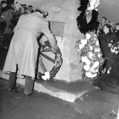 McArthur placing wreath