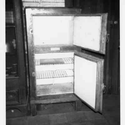 Photograph of interior of the Brattain-Hadley house, Springfield, 1994-1998