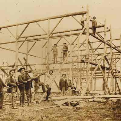 Photograph of the construction of 'Gossler Barn', Campcreek, Springfield, Oregon, circa 1900