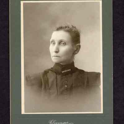 Photograph of unknown women, portrait