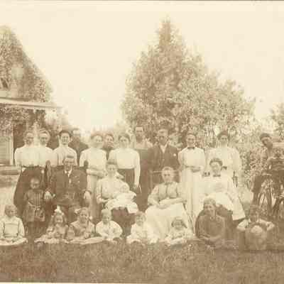 Photograph of Dodd family gathering by Dodd Home, circa 1909