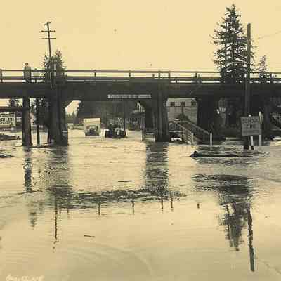 Photograph of flooding at the Franklin Bridge, Glenwood, Oregon, 1948