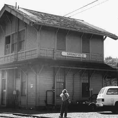 Photograph of Women Looking at Springfield Depot, Springfield, OR, date unknown