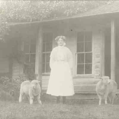 Sadie Douglas, 1900