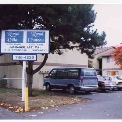 Photograph of the apartment building "Royal Villa - Royal Chateau", Springfield, 1998